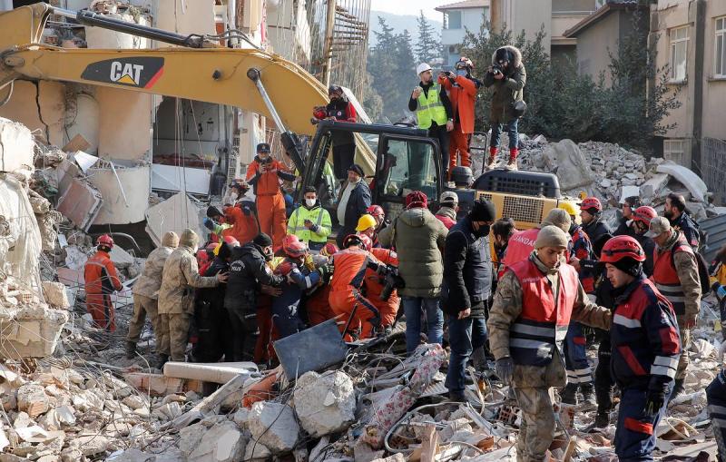 В Турции женщину спасли из-под завалов через 204 часа после землетрясений
