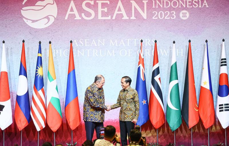 Press review: Lavrov, Blinken both work crowd at ASEAN and no new US nuke sites in Europe