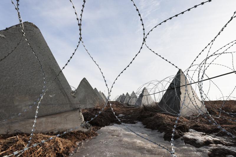 На Украине приступили к установке "зубов дракона" на границе с Россией и Белоруссией