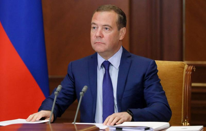 Медведев прокомментировал прекращение продаж книг Акунина и Быкова