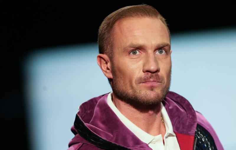 Супруга Костомарова сообщила об отсутствии ухудшений в состоянии фигуриста