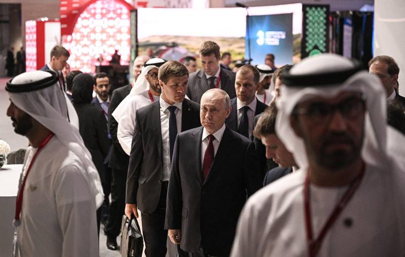 Путин и президент ОАЭ осмотрели стенды Арабских Эмиратов на ПМЭФ