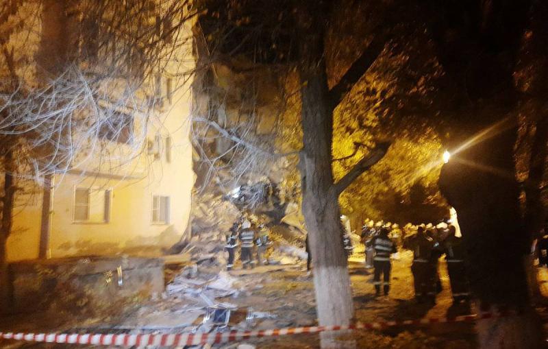 В Астрахани в результате обрушения части дома погибла женщина