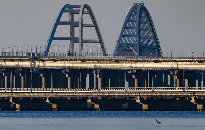 На Крымском мосту восстановили движение автомобилей по одной полосе в реверсивном режиме