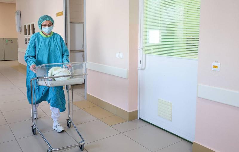 Песков считает низкую рождаемость одной из главных проблем для России