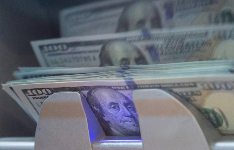 Курс доллара на открытии Мосбиржи снизился до 97,31 рубля