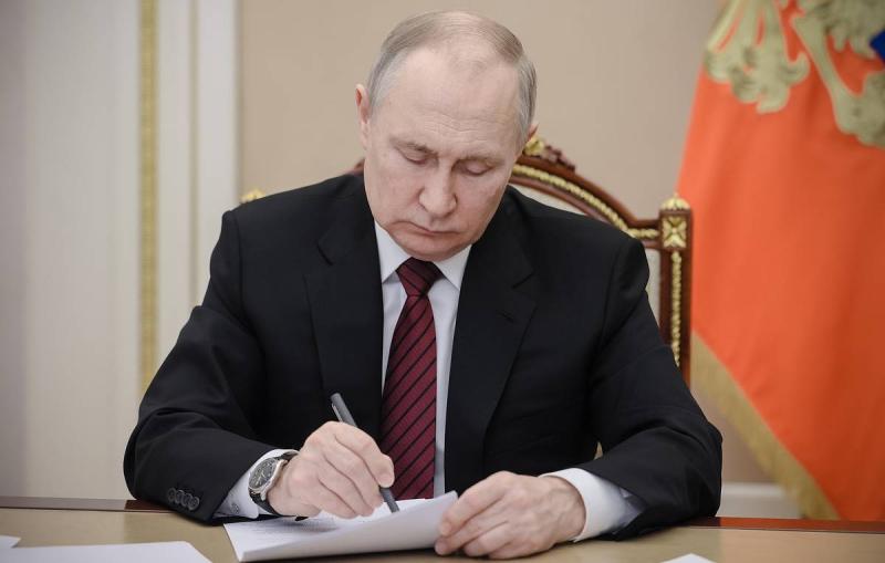 Президент РФ подписал закон о защите учителей от насилия и оскорблений