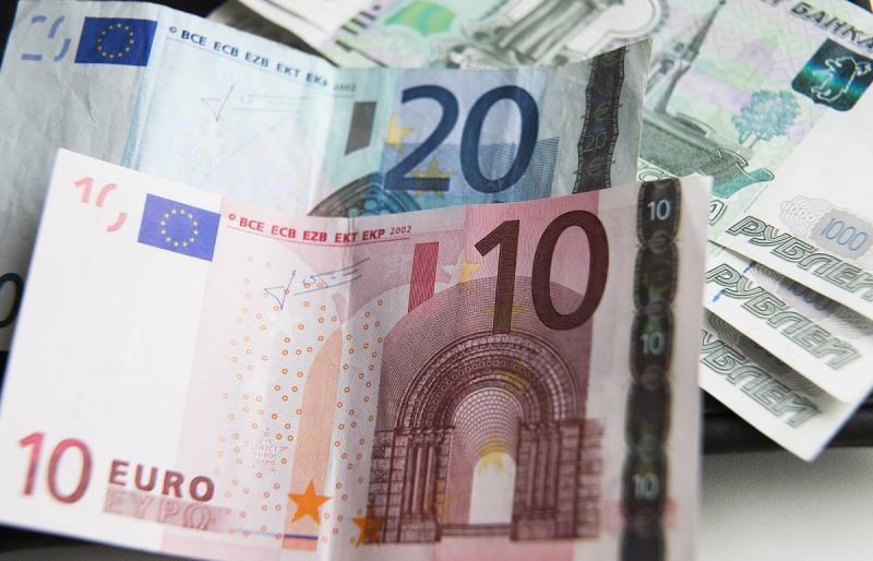 Курс евро на Мосбирже впервые с 12 сентября опустился до 101 рубля