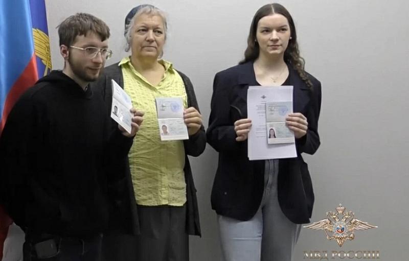 Многодетная семья из Германии получила временное убежище в России