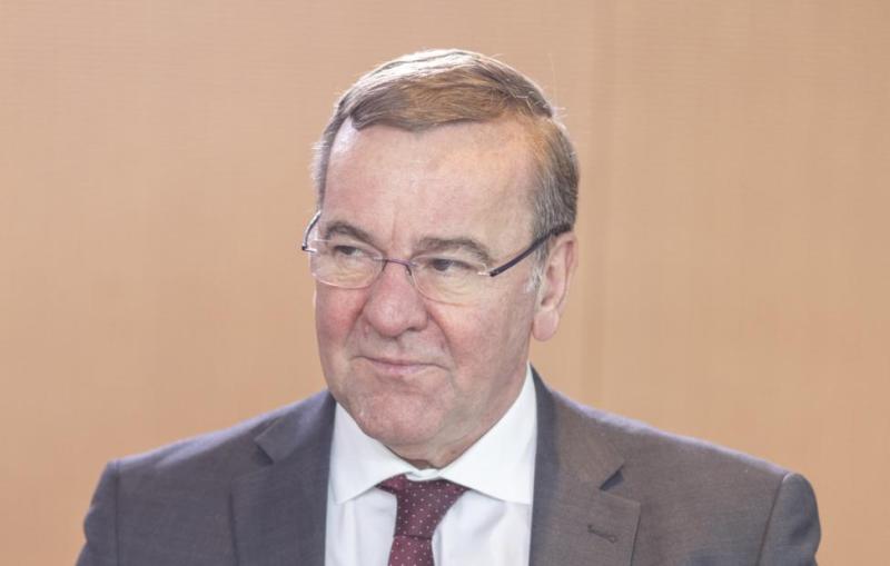 Глава Минобороны ФРГ считает нормальным проведение операций ВСУ на территории России