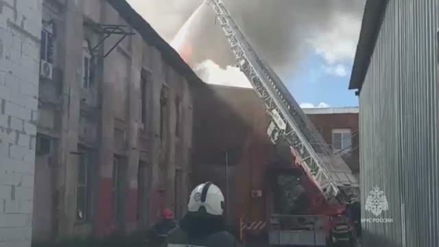 В Подмосковье загорелся склад с лакокрасочными изделиями