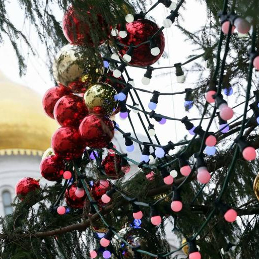 Главную новогоднюю ель России украсили 1,5 тыс. игрушек и 1,2 км гирлянд