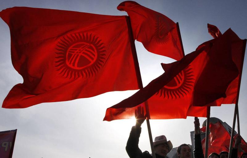 Жапаров подписал закон об изменении рисунка на флаге Киргизии