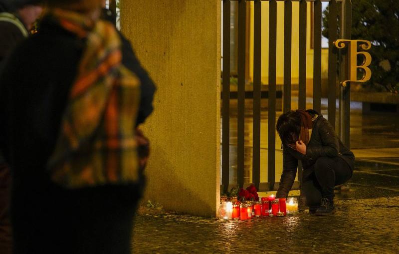 Полиция Праги сообщила, что у стрелявшего студента было восемь единиц огнестрельного оружия