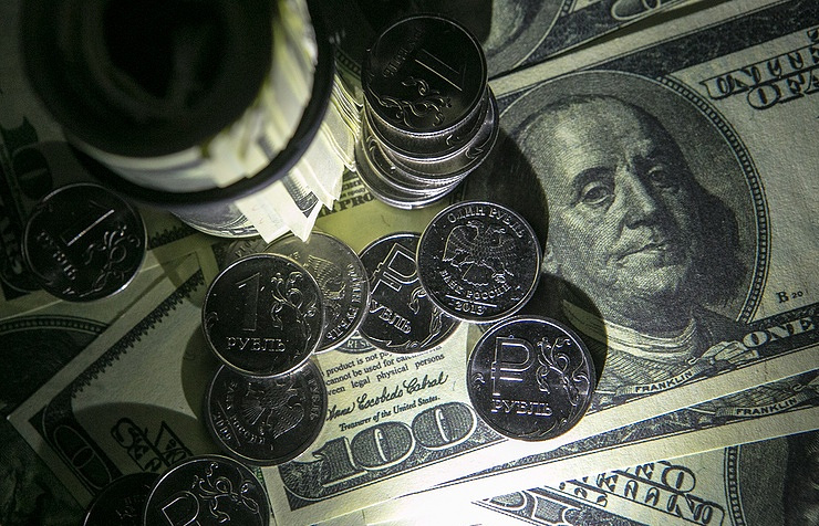 Курс доллара на Мосбирже впервые с 13 сентября опускался ниже 95 рублей