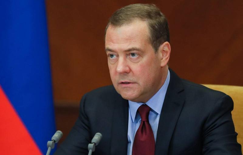 Медведев призвал оказывать поддержку всем, кто видит в России родину