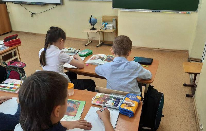 В России могут установить зарплату учителям на уровне не ниже двух с половиной МРОТ