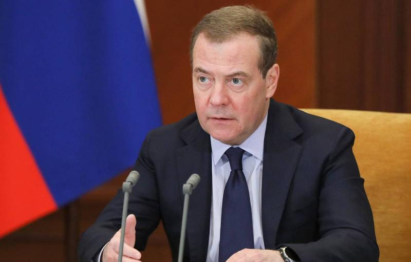 Медведев: при появлении на Украине иностранной военной базы Россия нанесет по ней удар