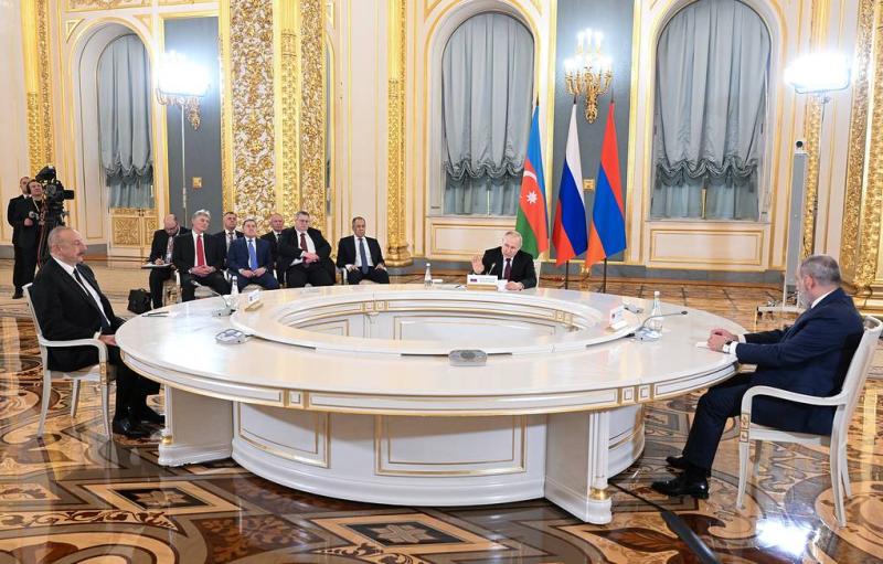 Press review: EAEU heads talk bloc roadblocks and Minsk to go under Moscow’s nuke umbrella