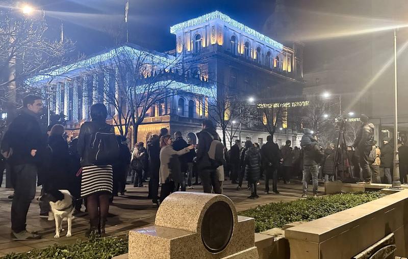 Оппозиция перекрыла движение у избиркома Сербии в Белграде