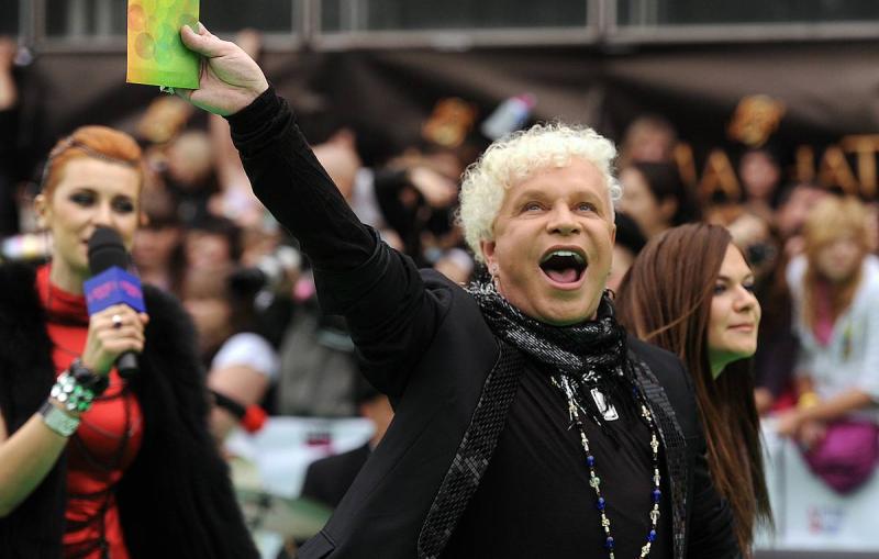 Пугачева и Элтон Джон прислали цветы на открытие памятника Моисееву