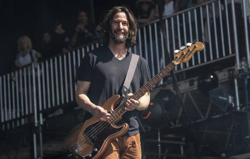 Рок-группа Киану Ривза выступила на сцене впервые за 20 лет