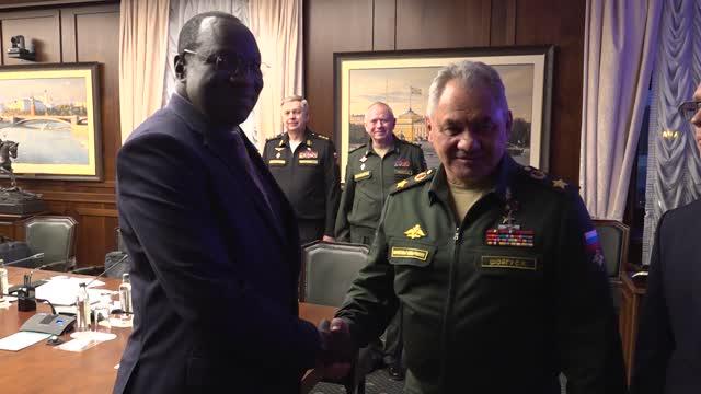 Шойгу провел переговры с министром обороны Южного Судана