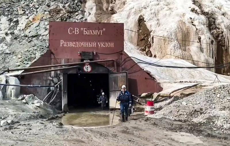 Семьям погибших в руднике "Пионер" горняков выплатят годовой заработок