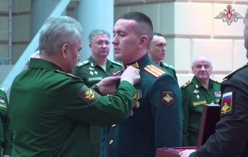 Шойгу вручил медали "Золотая Звезда" российским военным, проявившим мужество в СВО