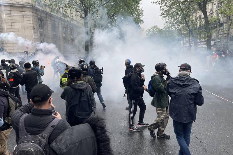В Париже на первомайской демонстрации начались потасовки