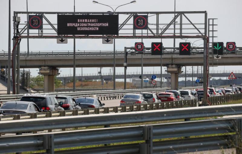 Очередь перед Крымским мостом превысила 1 тыс. автомобилей