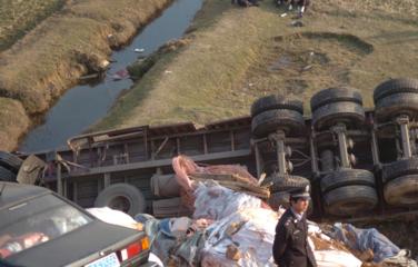 В Китае число погибших при обвале участка скоростной дороги возросло до 36