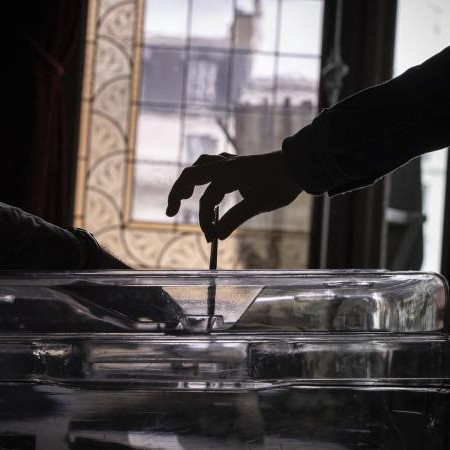 Во Франции 218 претендентов отказались от участия в выборах, чтобы не допустить победы правых