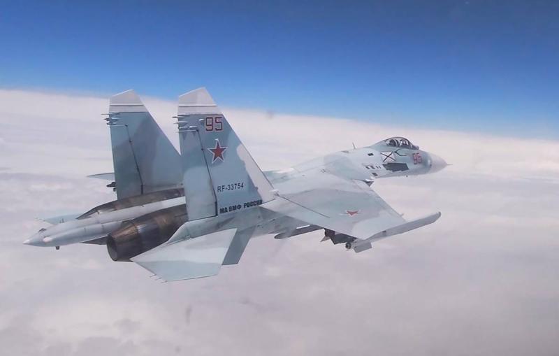 Су-27 сопроводил самолет ДРЛО и истребители ВВС Франции над Черным морем