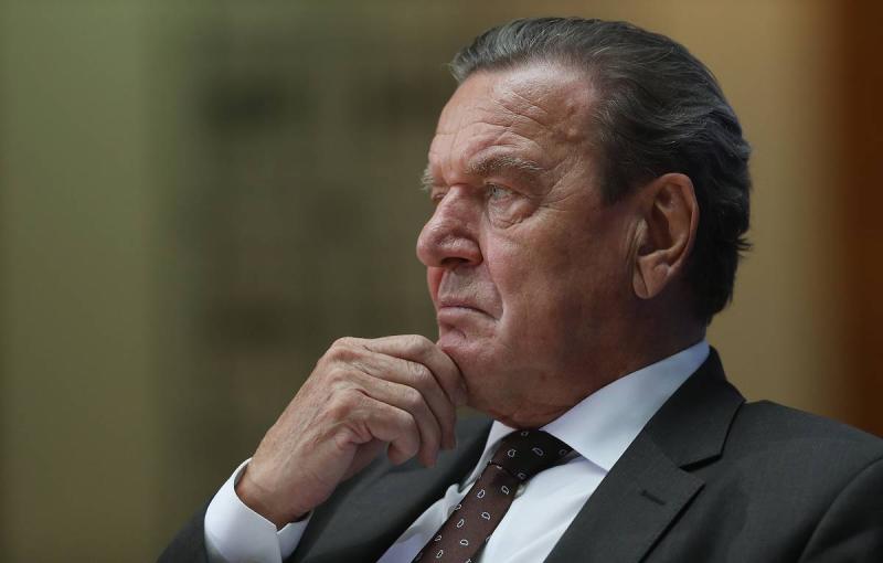 Шрёдер призвал искать варианты завершения конфликта на Украине