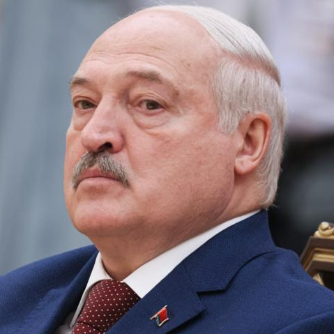 Лукашенко заявил, что власть "растопыренными руками не держат"