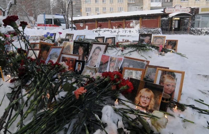 Пермяки возложили цветы в память о погибших при пожаре в "Хромой лошади"