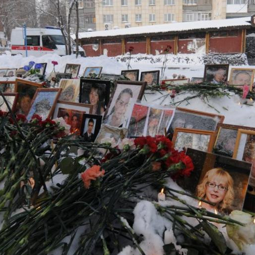 Пермяки возложили цветы в память о погибших при пожаре в "Хромой лошади"