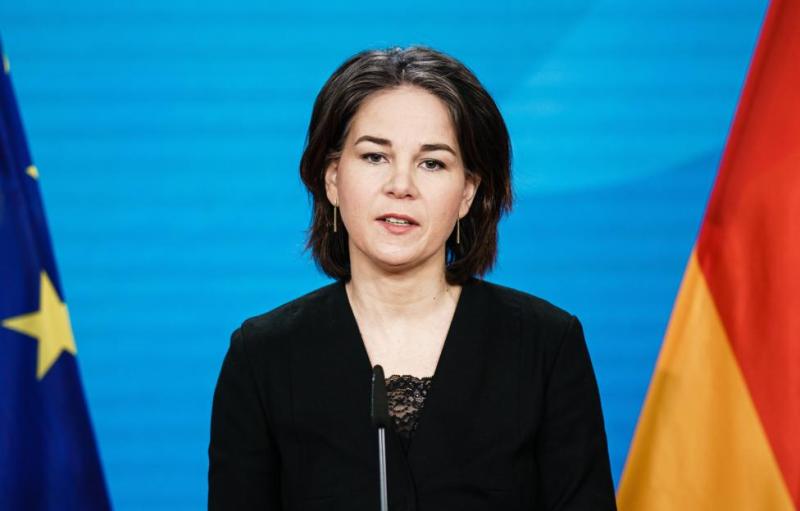 Бербок заявила, что Украине необходимо передать больше дальнобойного оружия