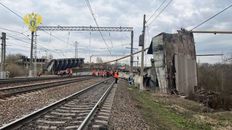 В результате обрушения моста в Смоленской области погибла женщина