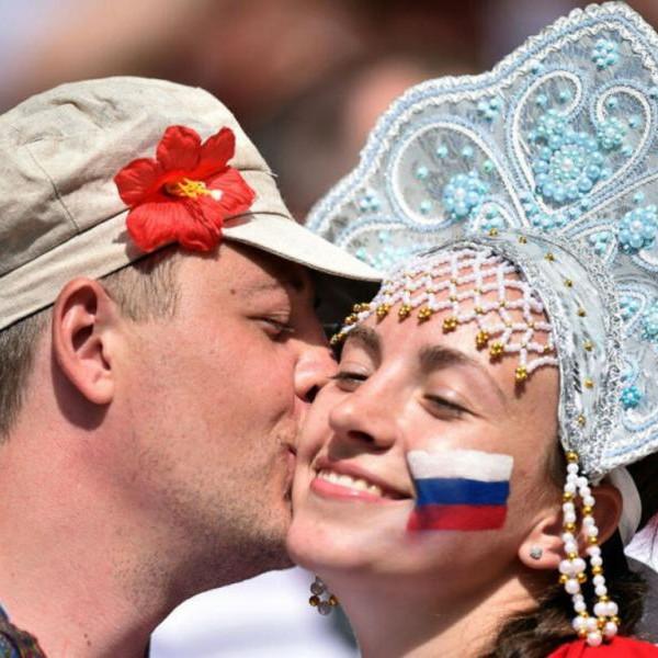Более половины опрошенных российских граждан верят в любовь с первого взгляда