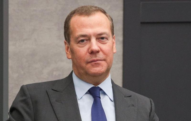 Медведев поздравил жителей России с Днем семьи, любви и верности