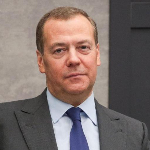 Медведев поздравил жителей России с Днем семьи, любви и верности