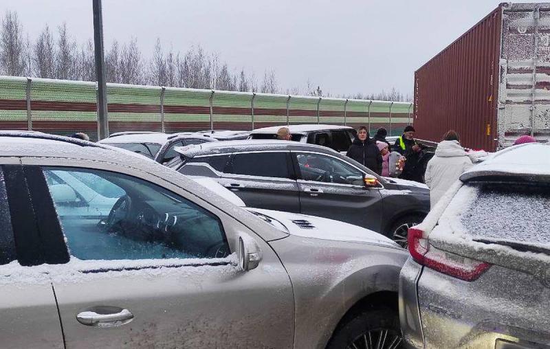 На трассе М-11 в Новгородской области столкнулись около 50 автомобилей