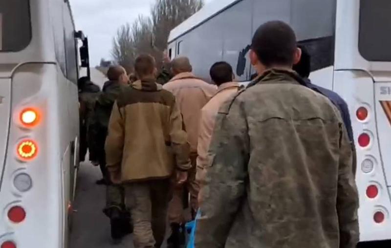 Освобожденных из украинского плена российских военных доставили в Москву