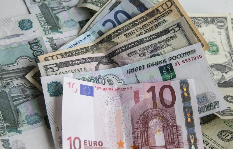 Курс доллара на Мосбирже опустился до 92,5 рубля