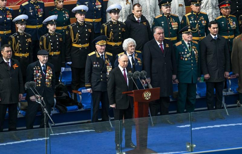Путин поздравил участников парада с Днем Победы