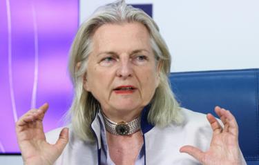 Кнайсль провела параллель между ситуациями во Франции и в Германии перед приходом Гитлера