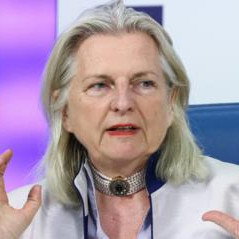 Кнайсль провела параллель между ситуациями во Франции и в Германии перед приходом Гитлера