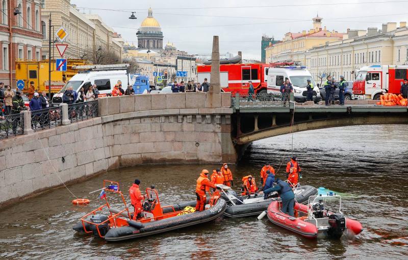 Пассажирский автобус подняли из реки Мойки после ДТП в Петербурге